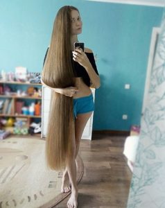 Đây là tóc tự nhiên, không hề nhuộm của Daria Gubanova