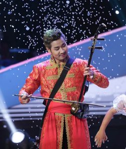 Nguyên Khang với trang phục độc đáo bên nhạc cụ dân tộc