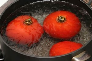 Luộc cà chua cho dễ bóc vỏ