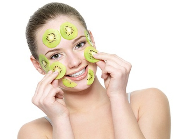 Rửa sạch mặt và dưỡng da thường xuyên giúp da sáng khỏe và căng mịn