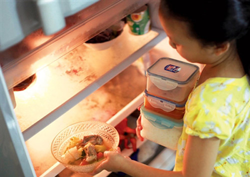 Lý do không nên cho thực phẩm nóng vào tủ lạnh