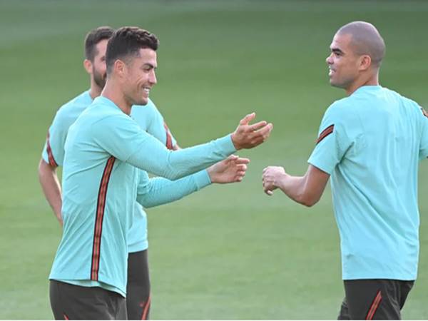 Thể thao trưa 28/3: Phản ứng của Ronaldo khi Pepe trở lại