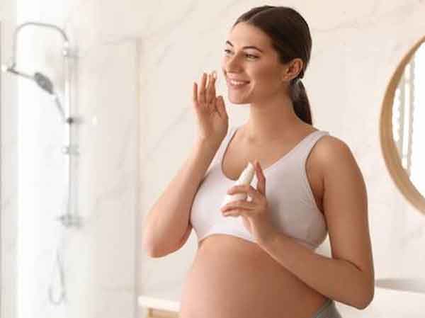 Mẹ bầu nên thoa một lượng nhỏ serum hoặc kem chứa niacinamide lên mặt