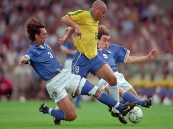 Vì sao tiền đạo cắm là vị trí săn bàn số một?